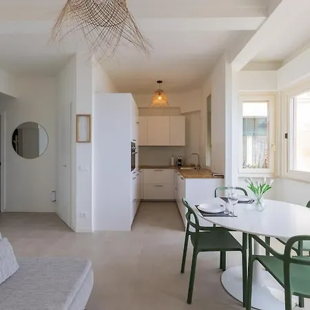 Effe's Apartment- Arya Seaview -parcheggio Gratuito شقة ألاسيو